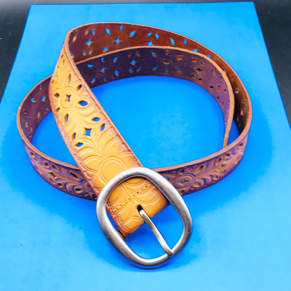 FOSSIL LAZER CUT LEATHER BELT NWOT SIZE MEDIUM